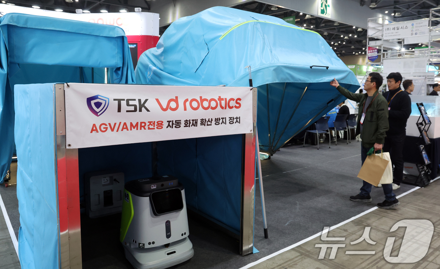 (고양=뉴스1) 김명섭 기자 = 25일 경기도 고양시 킨텍스에서 열린 2026 코리아 나라장터 엑스포에서 관람객들이 전시 부스를 둘러보고 있다.올해로 26회를 맞은 나라장터 엑스포 …