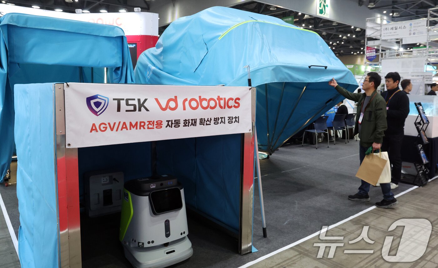 본문 이미지 - 25일 경기도 고양시 킨텍스에서 열린 2026 코리아 나라장터 엑스포에서 관람객들이 전시 부스를 둘러보고 있다.올해로 26회를 맞은 나라장터 엑스포는 중소·벤처·혁신기업의 공공판로를 지원하고 해외 진출 기회를 제공하는 국내 유일한 공공 조달 박람회로 자리매김했다.  2026.3.25 ⓒ 뉴스1 김명섭 기자