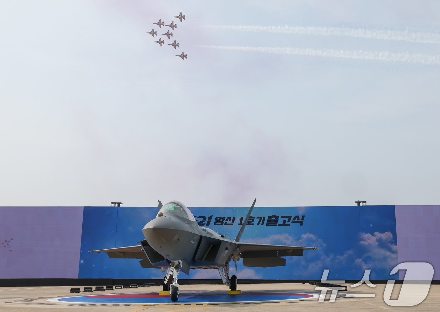 (사천=뉴스1) 이재명 기자 = 25일 경남 사천 한국항공우주산업에서 열린 KF-21 양산 1호기 출고식에서 블랙이글스가 축하 비행을 하고 있다. 2026.3.25/뉴스1