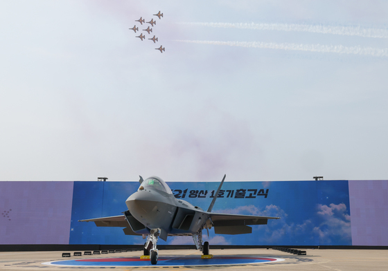 KF-21 양산 1호기 출고식 '블랙이글스 축하 비행'