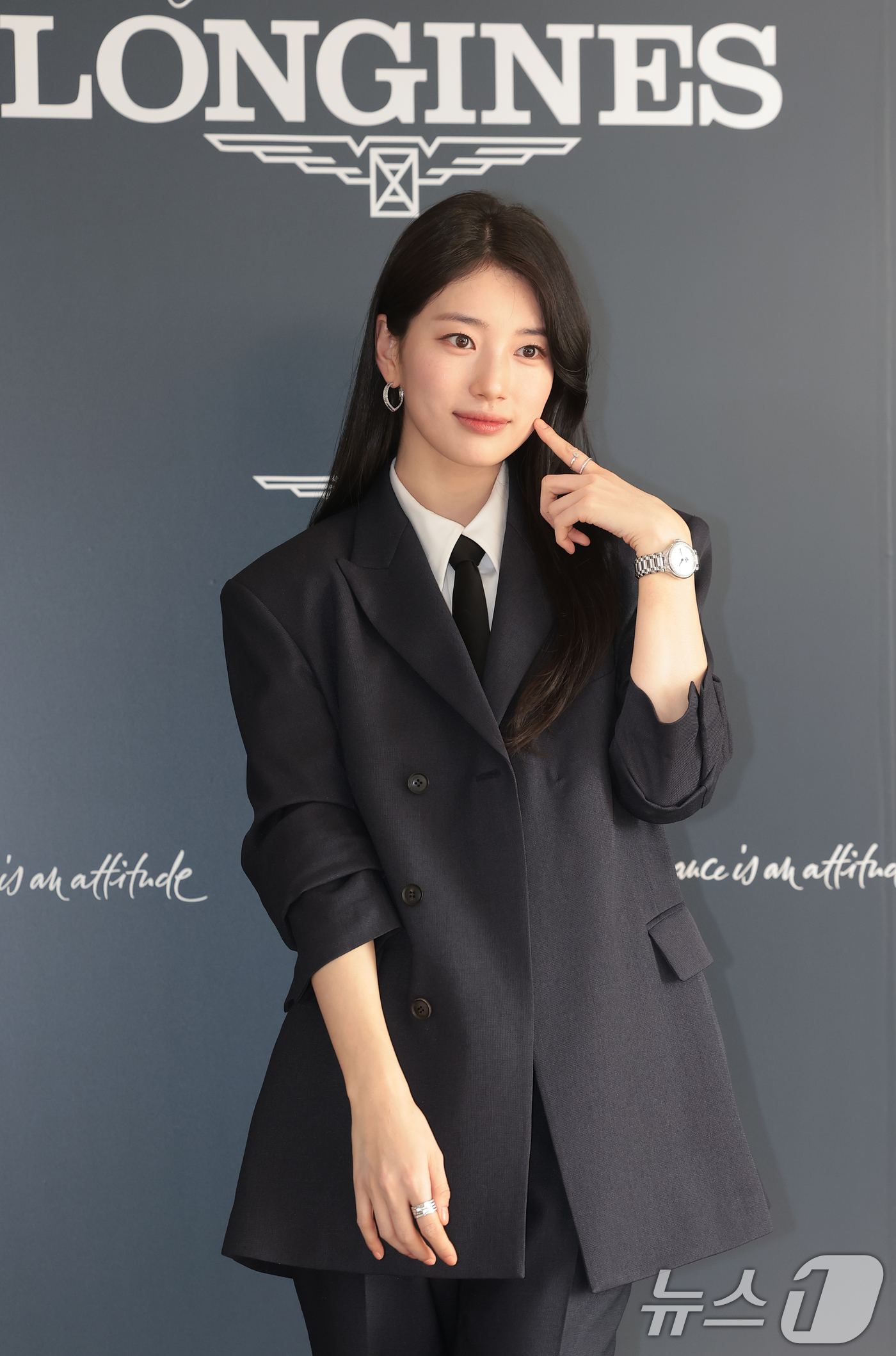 (서울=뉴스1) 권현진 기자 = 배우 수지가 25일 서울 강남구 웨스틴 파르나스에서 열린 스위스 워치 브랜드 론진 2026 신제품 프레젠테이션에 참석해 포즈를 취하고 있다. 202 …