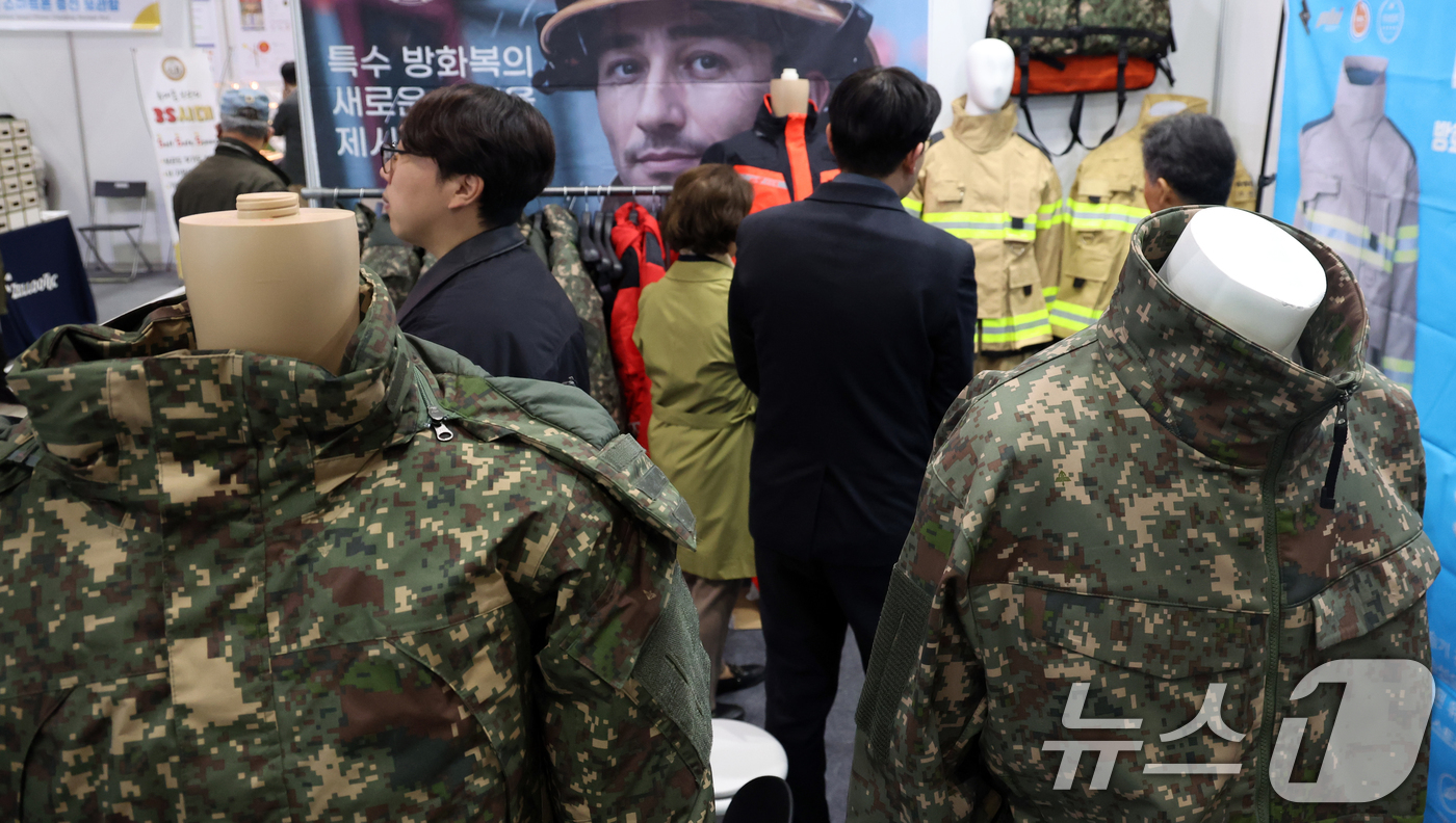 (고양=뉴스1) 김명섭 기자 = 25일 경기도 고양시 킨텍스에서 열린 2026 코리아 나라장터 엑스포에서 관람객들이 전시 부스를 둘러보고 있다.올해로 26회를 맞은 나라장터 엑스포 …