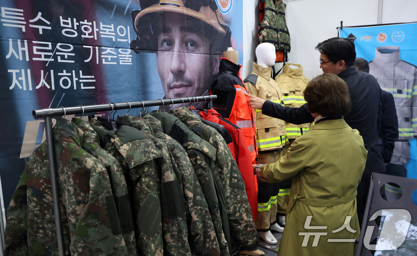 (고양=뉴스1) 김명섭 기자 = 25일 경기도 고양시 킨텍스에서 열린 2026 코리아 나라장터 엑스포에서 관람객들이 전시 부스를 둘러보고 있다.올해로 26회를 맞은 나라장터 엑스포 …