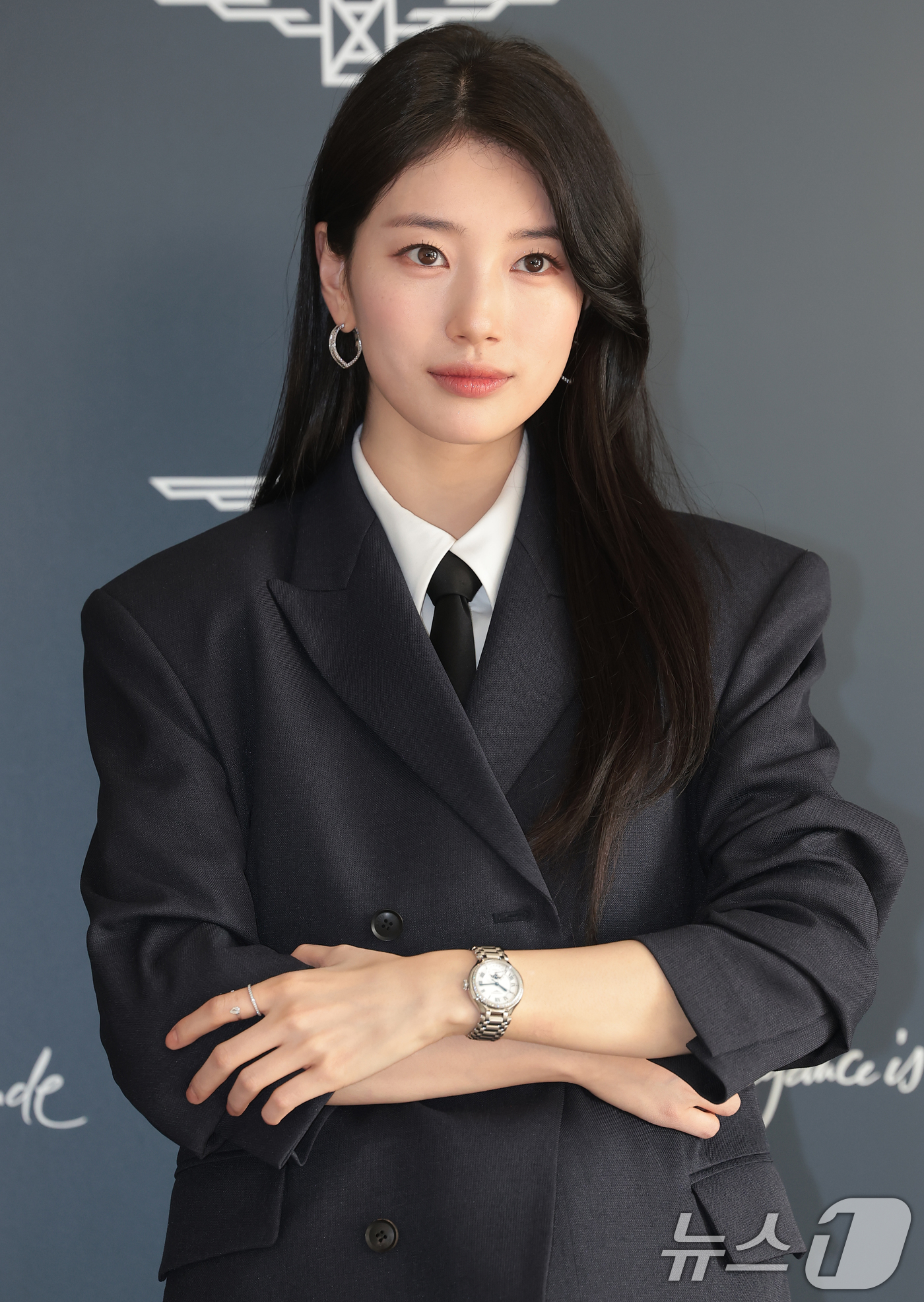 (서울=뉴스1) 권현진 기자 = 배우 수지가 25일 서울 강남구 웨스틴 파르나스에서 열린 스위스 워치 브랜드 론진 2026 신제품 프레젠테이션에 참석해 포즈를 취하고 있다. 202 …