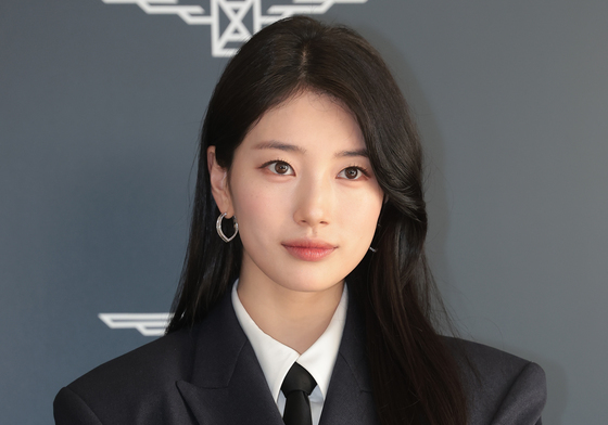 수지, 도도한 눈빛