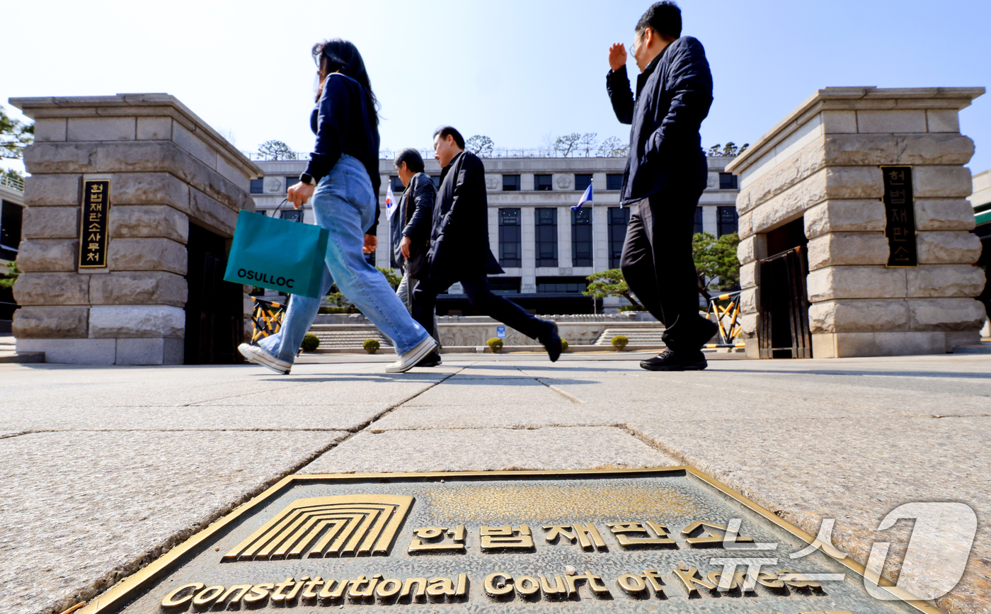 (서울=뉴스1) 이호윤 기자 = 헌법재판소는 법원 재판에 대한 헌법소원을 허용하는 재판소원 제도 시행 이후 지정재판부 사전심사에서 접수된 총 153건중 26건의 청구 사건에 대해 …