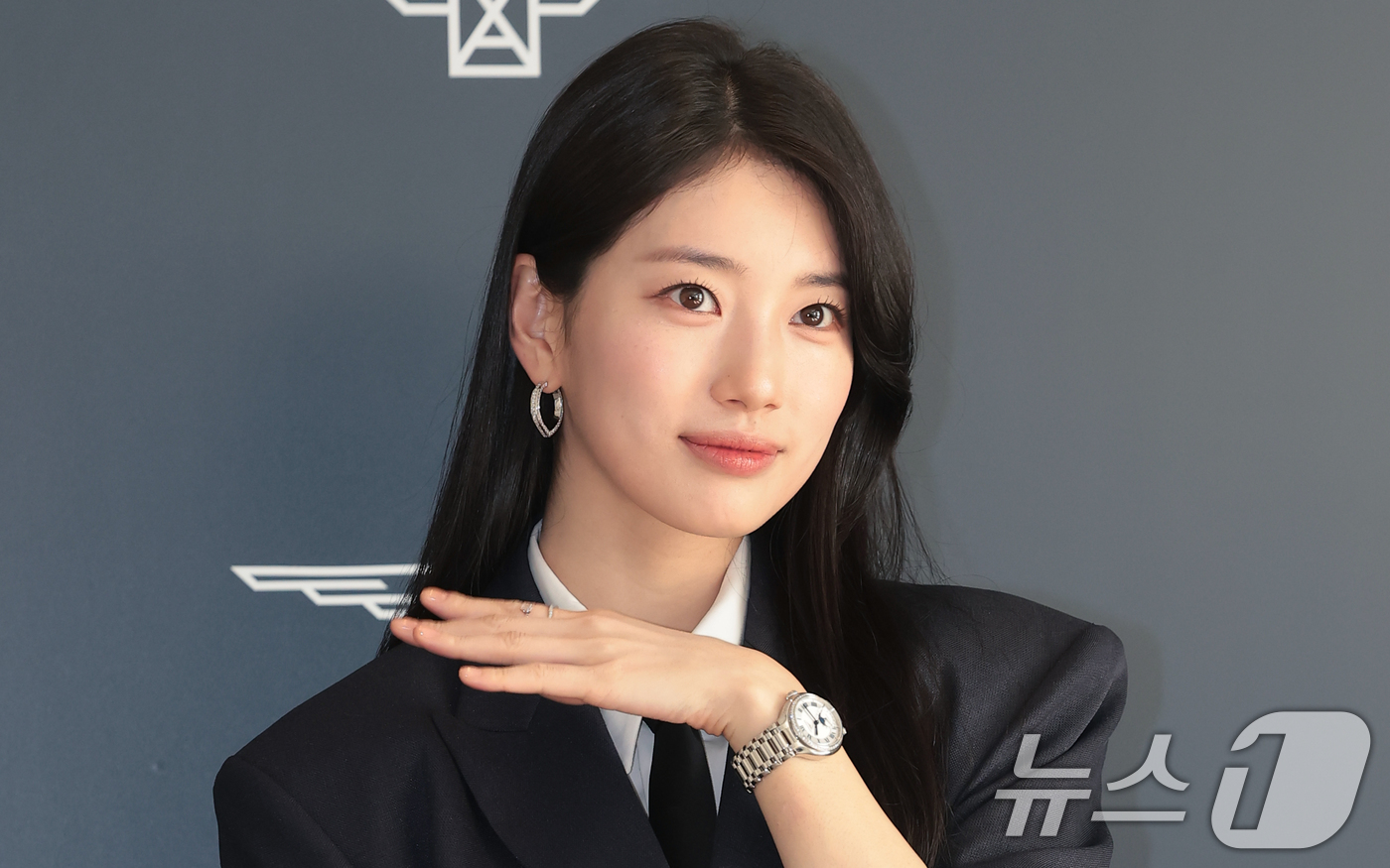 (서울=뉴스1) 권현진 기자 = 배우 수지가 25일 서울 강남구 웨스틴 파르나스에서 열린 스위스 워치 브랜드 론진 2026 신제품 프레젠테이션에 참석해 포즈를 취하고 있다. 202 …