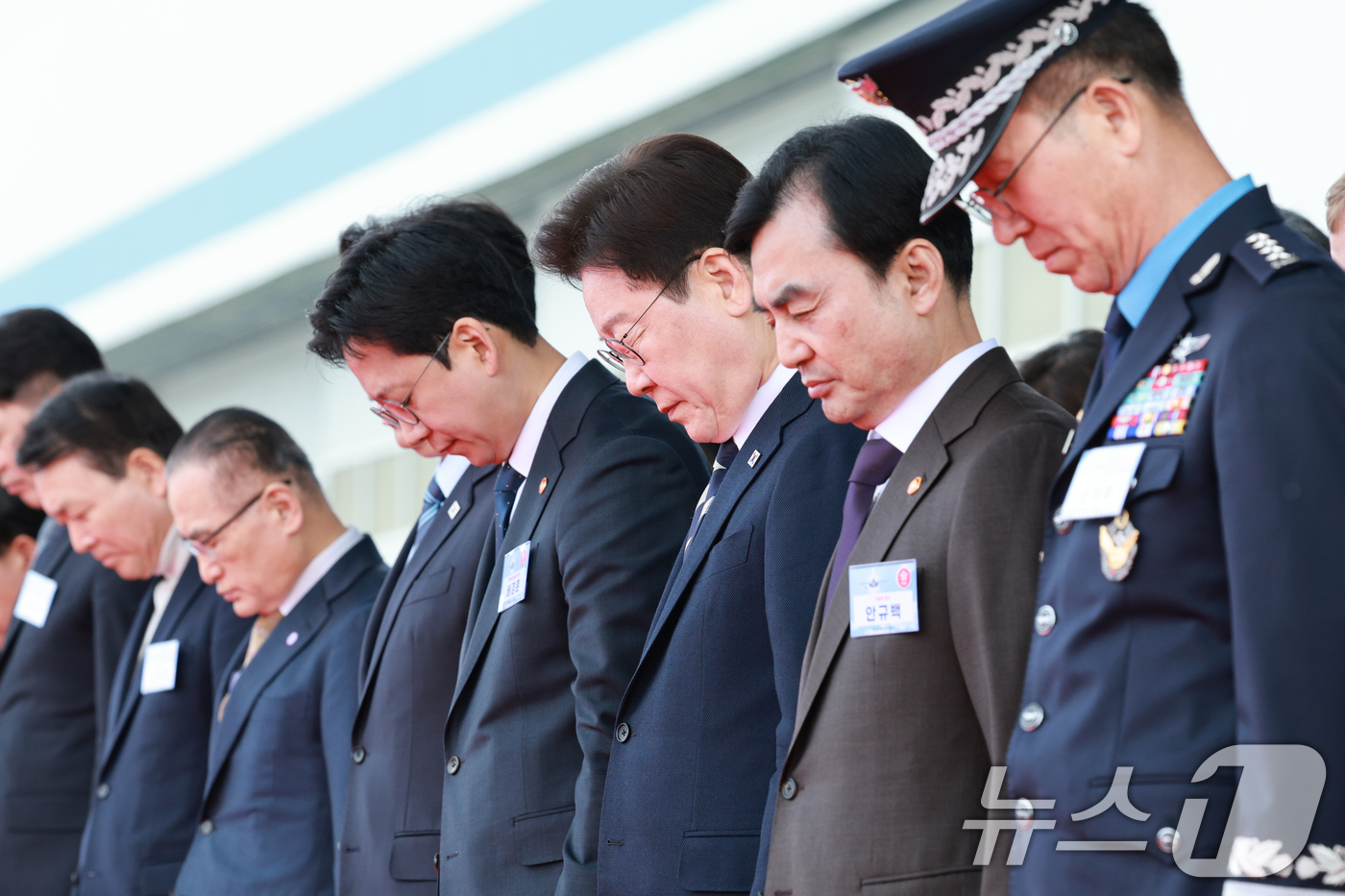 (사천=뉴스1) 이재명 기자 = 이재명 대통령이 25일 경남 사천 한국항공우주산업에서 열린 KF-21 양산 1호기 출고식에서 순국선열 및 호국 영령에 대한 묵념을 하고 있다. 20 …