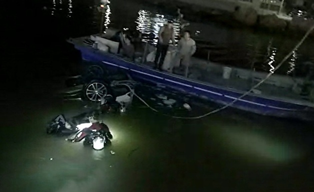 10대 자녀 탄 SUV 부산 바다로 돌진…어머니 사망·딸 중상(종합)