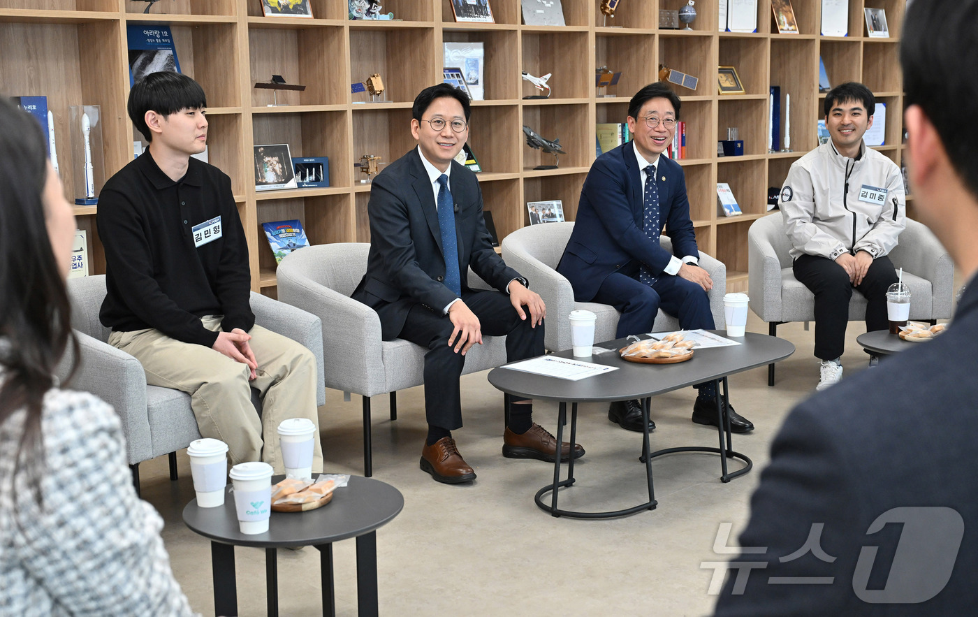 (서울=뉴스1) = 배경훈 부총리 겸 과학기술정보통신부 장관이 25일 경상남도 사천 우주항공청을 방문해 오태석 우주항공청장 및 직원들과 차담회를 하고 있다. (우주항공청 제공. 재 …