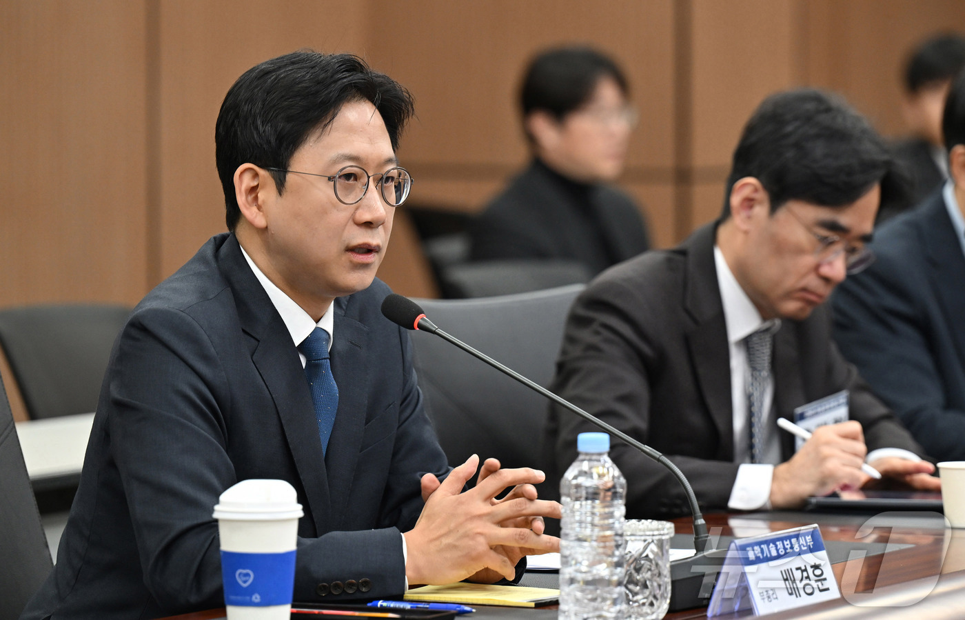 (서울=뉴스1) = 배경훈 부총리 겸 과학기술정보통신부 장관이 25일 경상남도 사천 우주항공청을 방문해 오태석 우주항공청장 및 직원들과 차담회를 하고 있다. (우주항공청 제공. 재 …