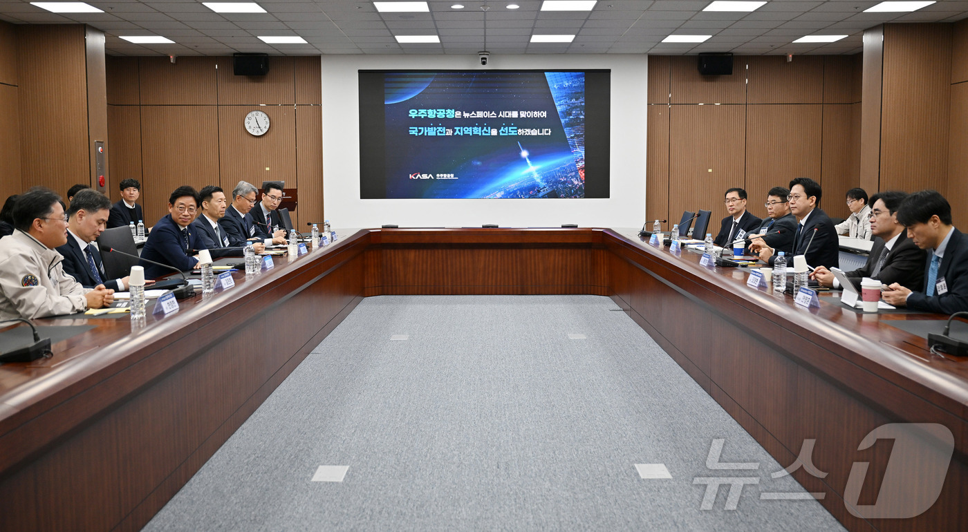 (서울=뉴스1) = 배경훈 부총리 겸 과학기술정보통신부 장관이 25일 경상남도 사천 우주항공청을 방문해 우주항공 5대 강국 도약을 위한 2026년도 주요추진계획 관련 보고를 받고 …