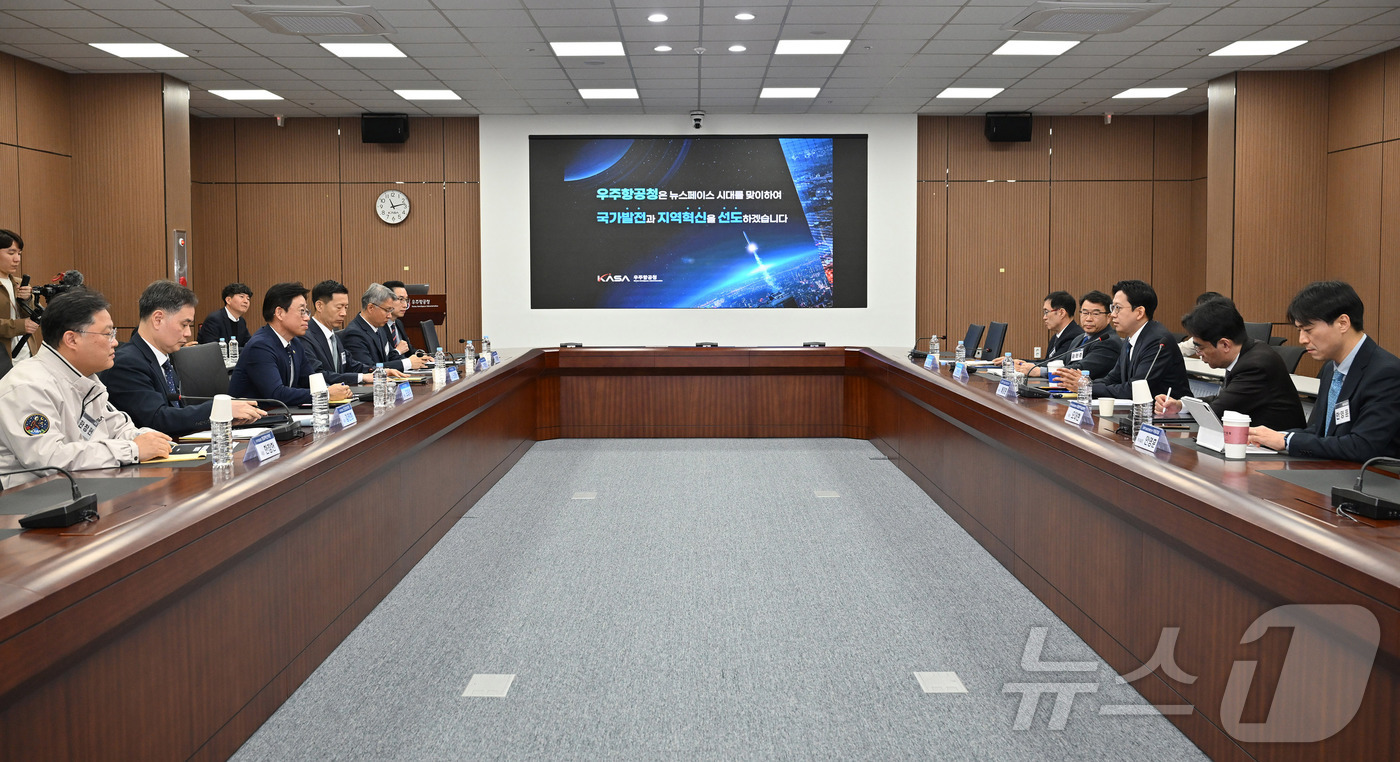 (서울=뉴스1) = 배경훈 부총리 겸 과학기술정보통신부 장관이 25일 경상남도 사천 우주항공청을 방문해 우주항공 5대 강국 도약을 위한 2026년도 주요추진계획 관련 보고를 받고 …