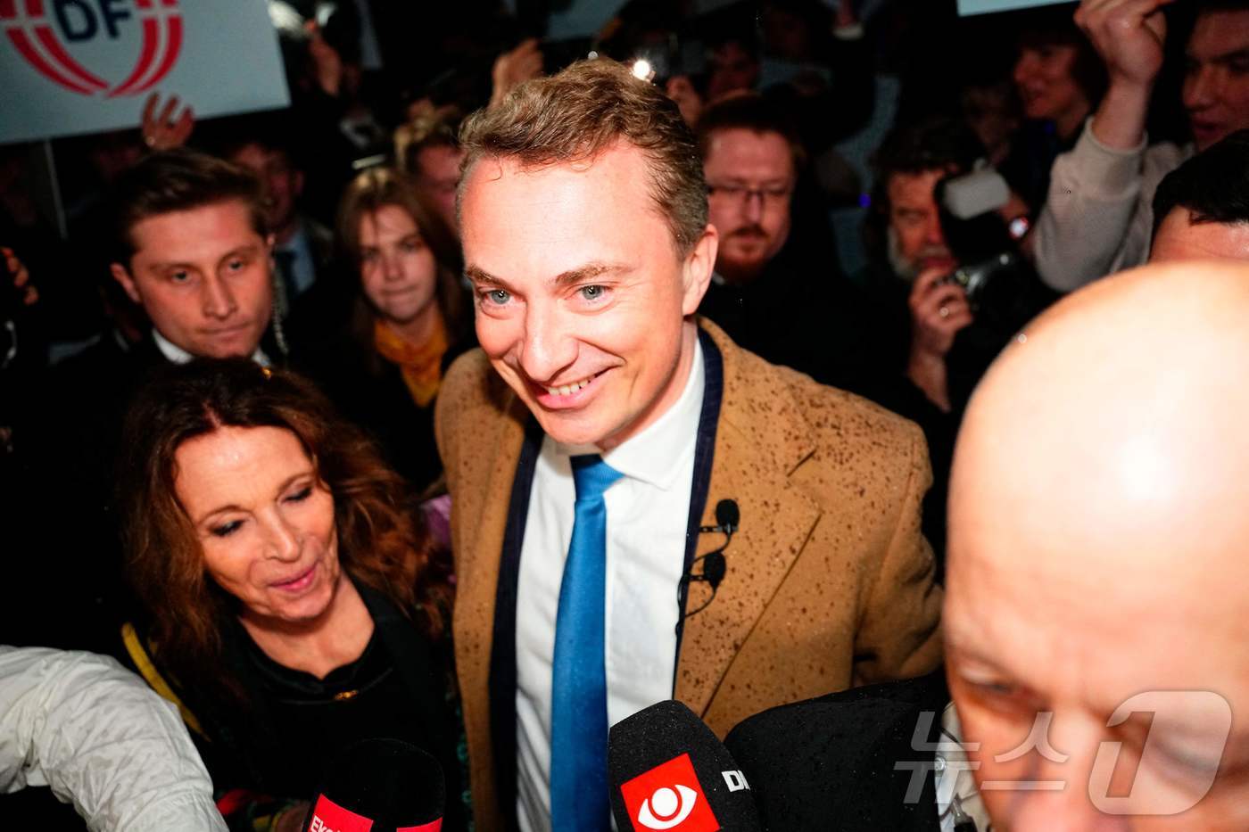 (코펜하겐 AFP=뉴스1) 윤다정 기자 = 반(反)이민 정책을 내세우는 덴마크국민당 모르텐 메서슈미트 대표가 24일(현지시간) 덴마크 코펜하겐에서 총선 출구조사 발표 이후 언론과 …