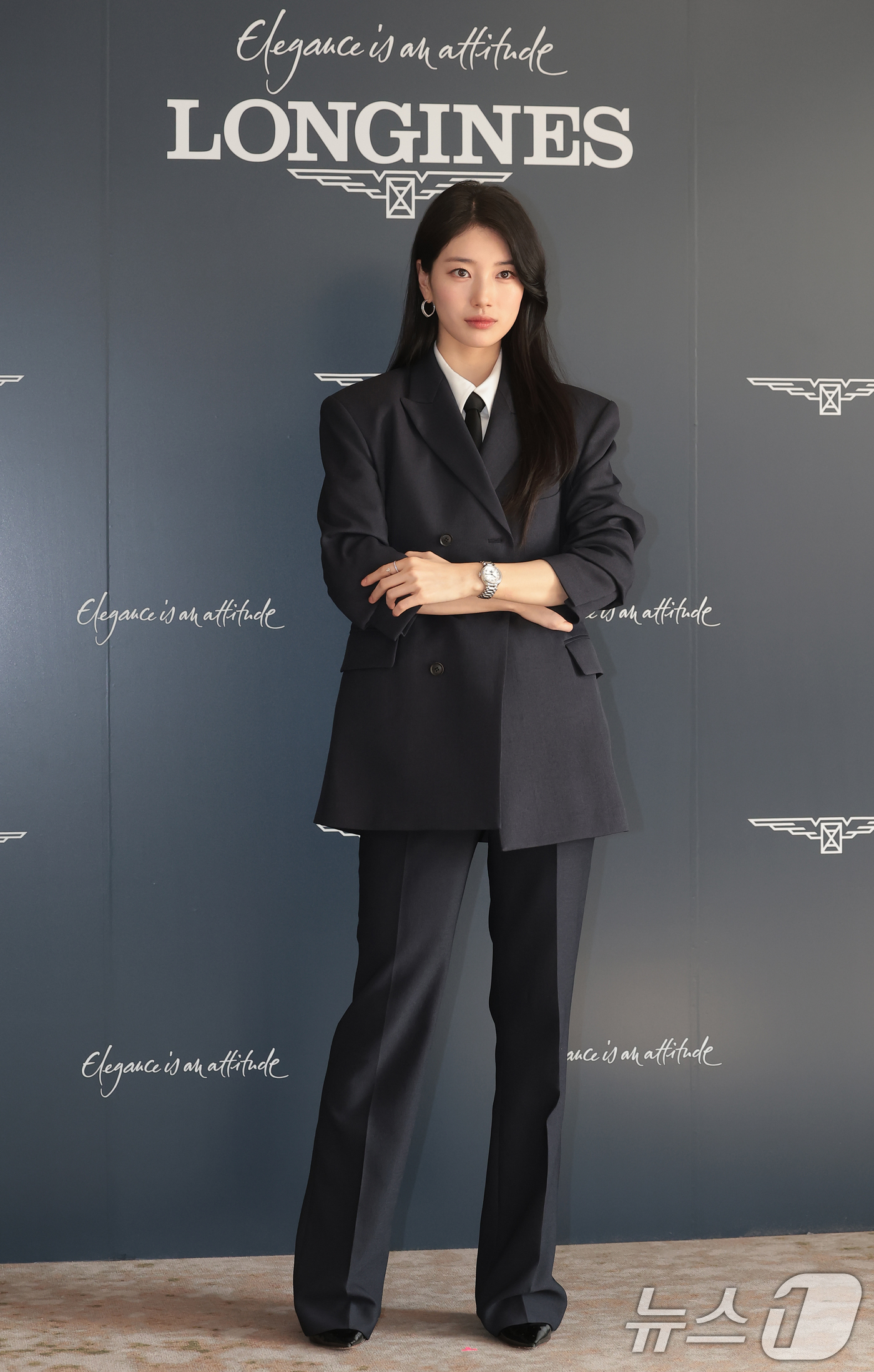 (서울=뉴스1) 권현진 기자 = 배우 수지가 25일 서울 강남구 웨스틴 파르나스에서 열린 스위스 워치 브랜드 론진 2026 신제품 프레젠테이션에 참석해 포즈를 취하고 있다. 202 …