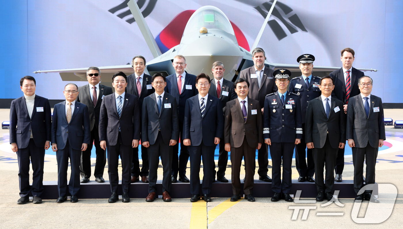 (사천=뉴스1) 이재명 기자 = 이재명 대통령이 25일 경남 사천 한국항공우주산업에서 열린 KF-21 양산 1호기 출고식에서 참석자들과 기념촬영을 하고 있다. 2026.3.25/뉴 …