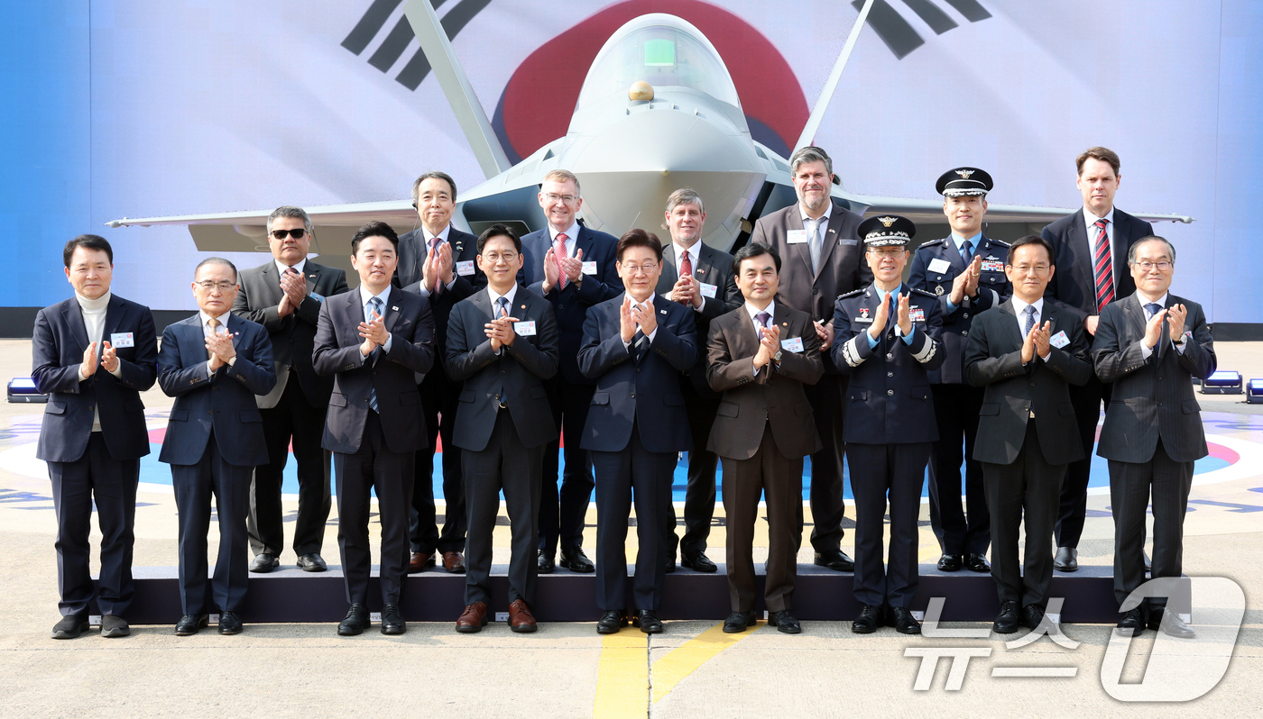 (사천=뉴스1) 이재명 기자 = 이재명 대통령이 25일 경남 사천 한국항공우주산업에서 열린 KF-21 양산 1호기 출고식에서 참석자들과 기념촬영을 하고 있다. 2026.3.25/뉴 …