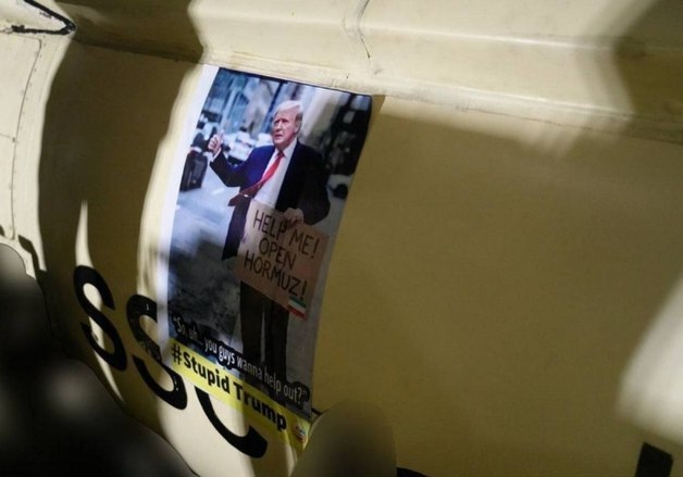 '호르무즈 열어주세요' 구걸…이란 미사일에 트럼프 조롱 사진