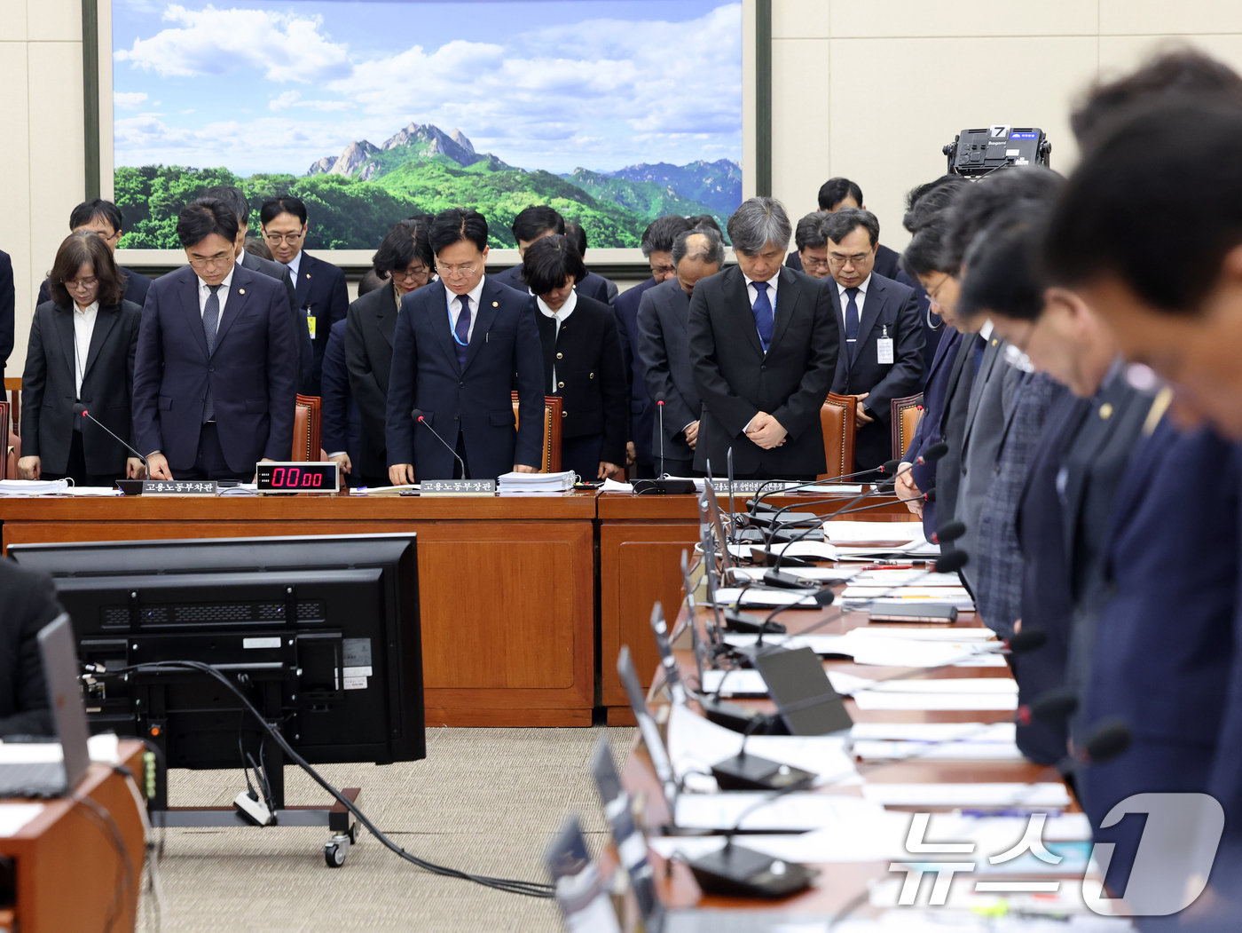 (서울=뉴스1) 황기선 기자 = 김영훈 고용노동부 장관이 25일 서울 여의도 국회에서 열린 기후에너지환경노동위원회 전체회의에서 참석자들과 함께 대전 안전공업 화재 희생자를 위한 묵 …