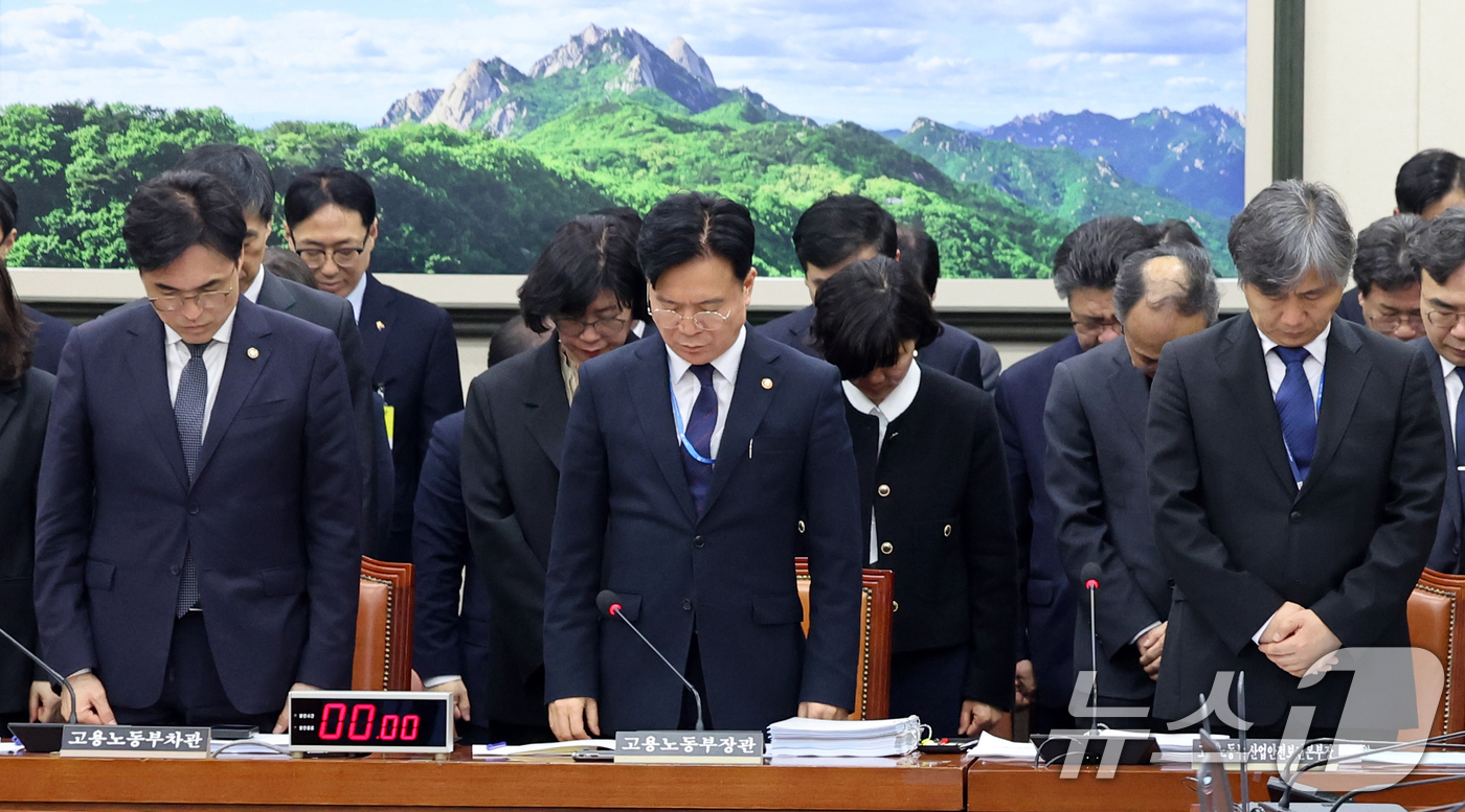 (서울=뉴스1) 황기선 기자 = 김영훈 고용노동부 장관이 25일 서울 여의도 국회에서 열린 기후에너지환경노동위원회 전체회의에서 참석자들과 함께 대전 안전공업 화재 희생자를 위한 묵 …