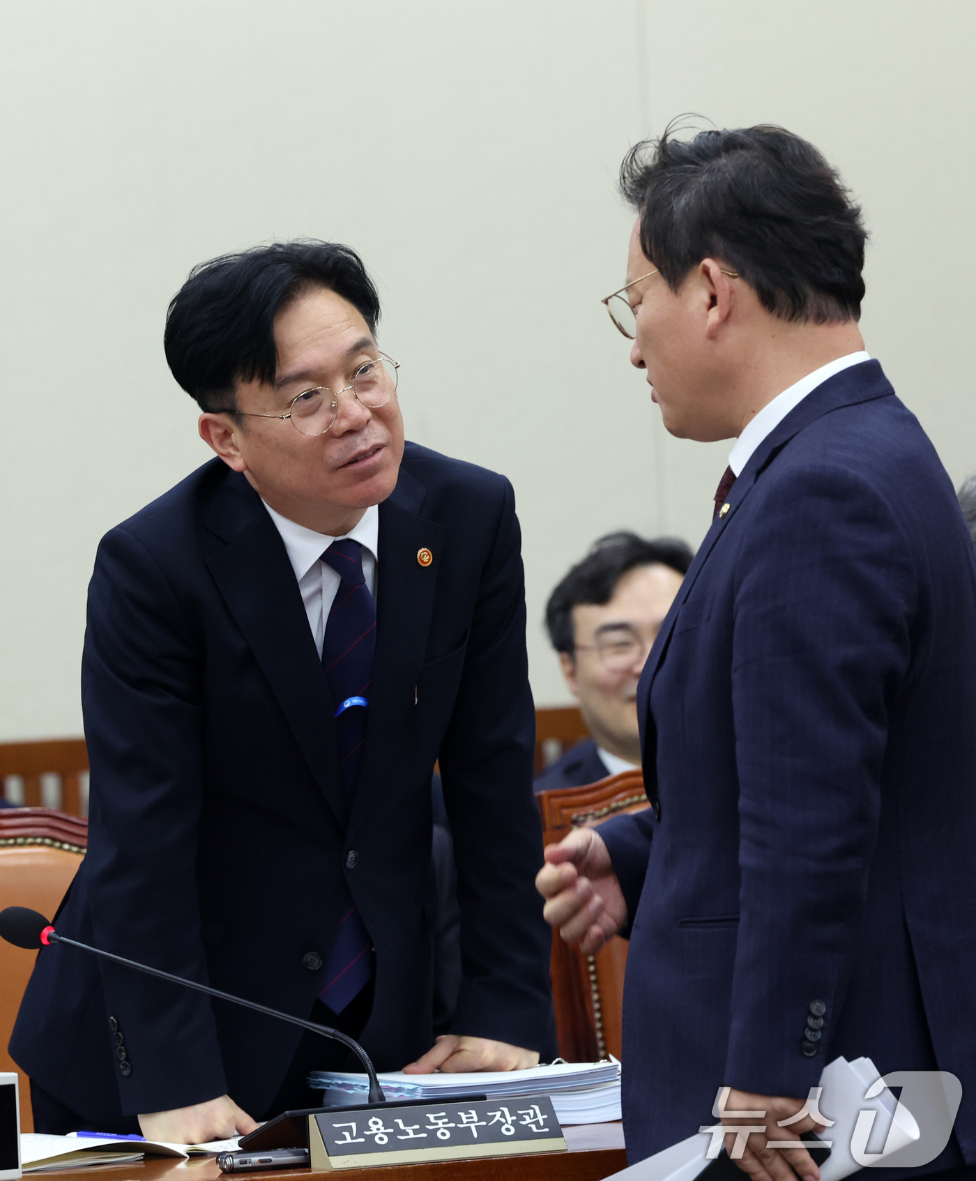 (서울=뉴스1) 황기선 기자 = 김영훈 고용노동부 장관이 25일 서울 여의도 국회에서 열린 기후에너지환경노동위원회 전체회의에서 김형동 국민의힘 간사와 대화를 나누고 있다. 2026 …