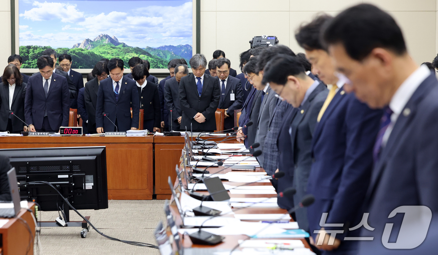 (서울=뉴스1) 황기선 기자 = 김영훈 고용노동부 장관이 25일 서울 여의도 국회에서 열린 기후에너지환경노동위원회 전체회의에서 참석자들과 함께 대전 안전공업 화재 희생자를 위한 묵 …