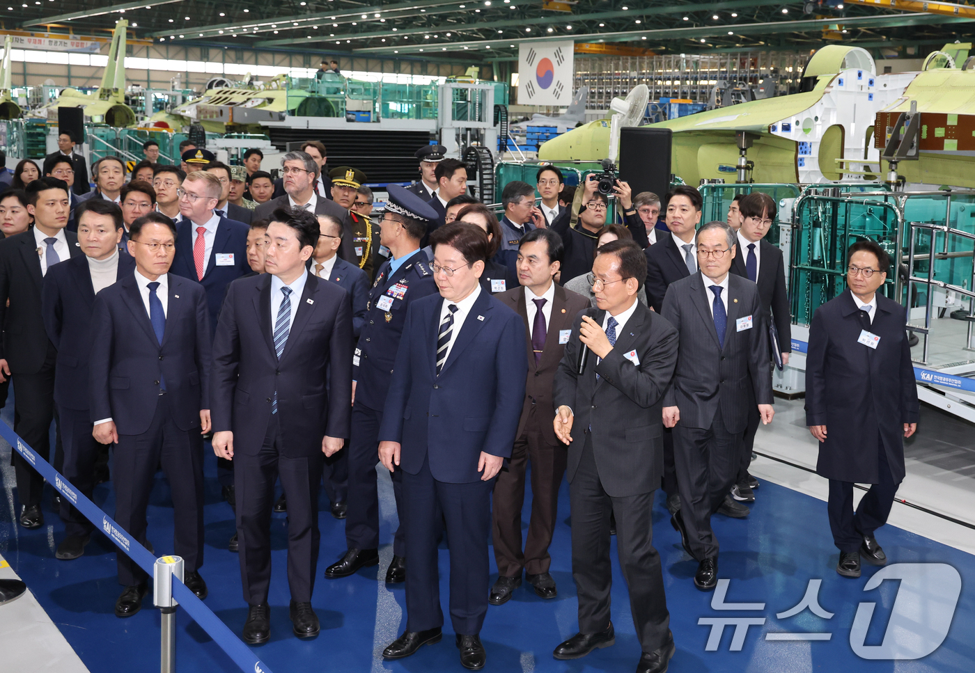 (사천=뉴스1) 이재명 기자 = 이재명 대통령이 25일 경남 사천 한국항공우주산업(KAI)에서 김종출 KAI 대표이사의 안내를 받으며 KF-21 생산현장을 살펴보고 있다. 2026 …