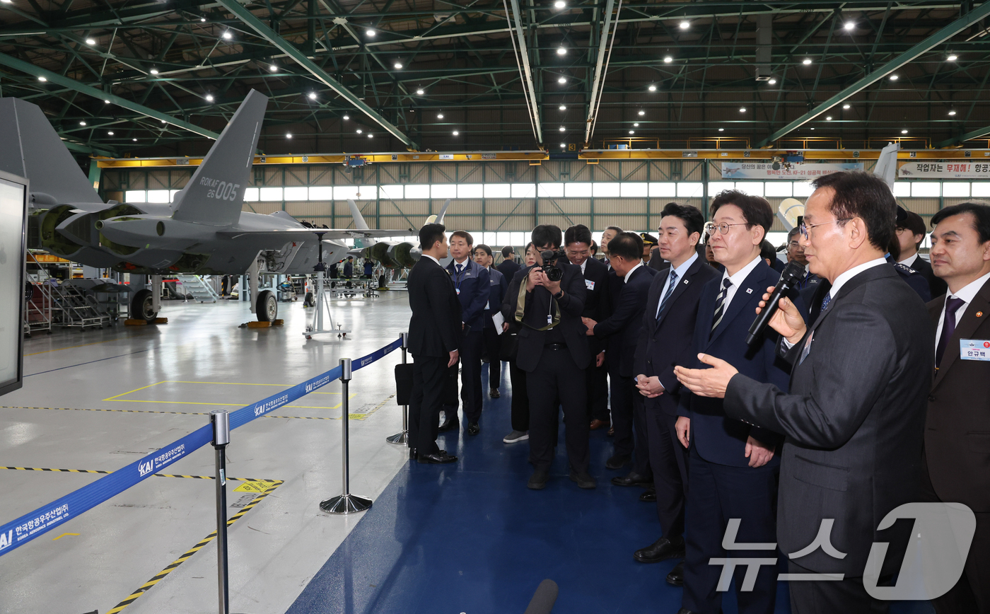 (사천=뉴스1) 이재명 기자 = 이재명 대통령이 25일 경남 사천 한국항공우주산업(KAI)에서 김종출 KAI 대표이사의 안내를 받으며 KF-21 생산현장을 살펴보고 있다. 2026 …