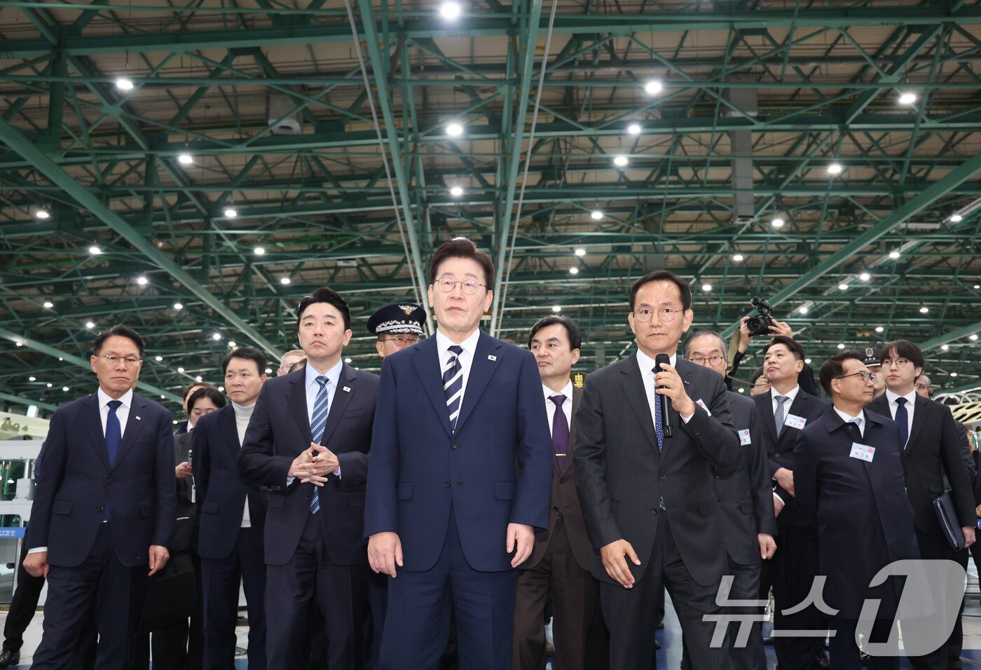 본문 이미지 - 이재명 대통령이 25일 경남 사천 한국항공우주산업(KAI)에서 김종출 KAI 대표이사의 안내를 받으며 KF-21 생산현장을 살펴보고 있다. 2026.3.25 ⓒ 뉴스1 이재명 기자