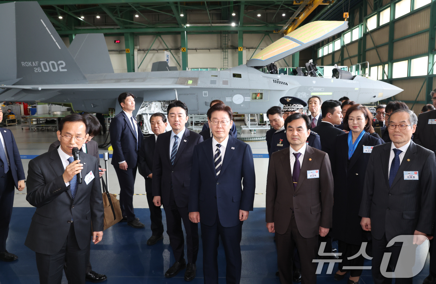 (사천=뉴스1) 이재명 기자 = 이재명 대통령이 25일 경남 사천 한국항공우주산업(KAI)에서 김종출 KAI 대표이사의 안내를 받으며 KF-21 생산현장을 살펴보고 있다. 2026 …