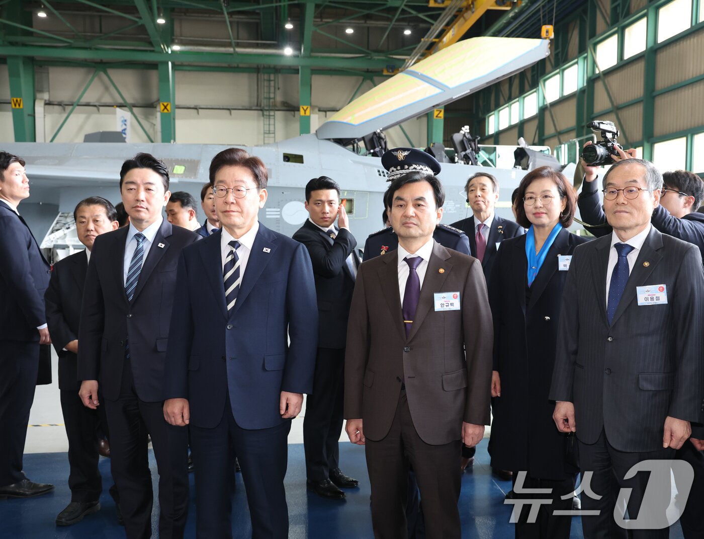 본문 이미지 - 이재명 대통령이 25일 경남 사천 한국항공우주산업(KAI)에서 김종출 KAI 대표이사의 안내를 받으며 KF-21 생산현장을 살펴보고 있다. 2026.3.25 ⓒ 뉴스1 이재명 기자