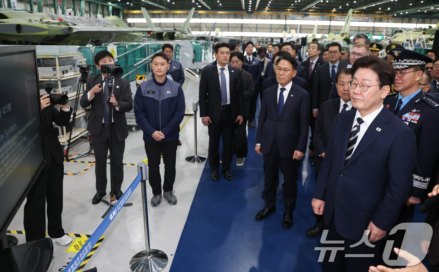 (사천=뉴스1) 이재명 기자 = 이재명 대통령이 25일 경남 사천 한국항공우주산업(KAI)에서 김종출 KAI 대표이사의 안내를 받으며 KF-21 생산현장을 살펴보고 있다. 2026 …