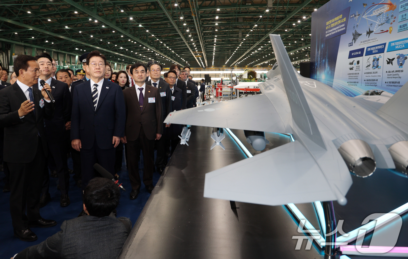 (사천=뉴스1) 이재명 기자 = 이재명 대통령이 25일 경남 사천 한국항공우주산업(KAI)에서 김종출 KAI 대표이사의 안내를 받으며 KF-21 생산현장을 살펴보고 있다. 2026 …