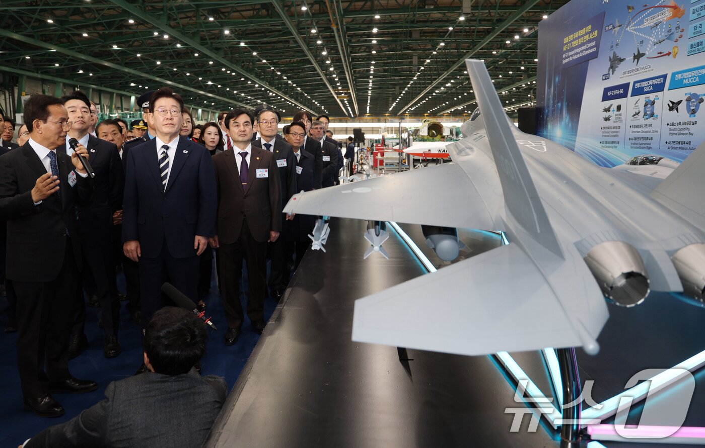 본문 이미지 - 이재명 대통령이 25일 경남 사천 한국항공우주산업(KAI)에서 김종출 KAI 대표이사의 안내를 받으며 KF-21 생산현장을 살펴보고 있다. 2026.3.25 ⓒ 뉴스1 이재명 기자