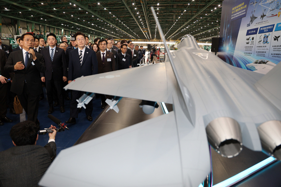 KF-21 생산현장 방문한 이재명 대통령