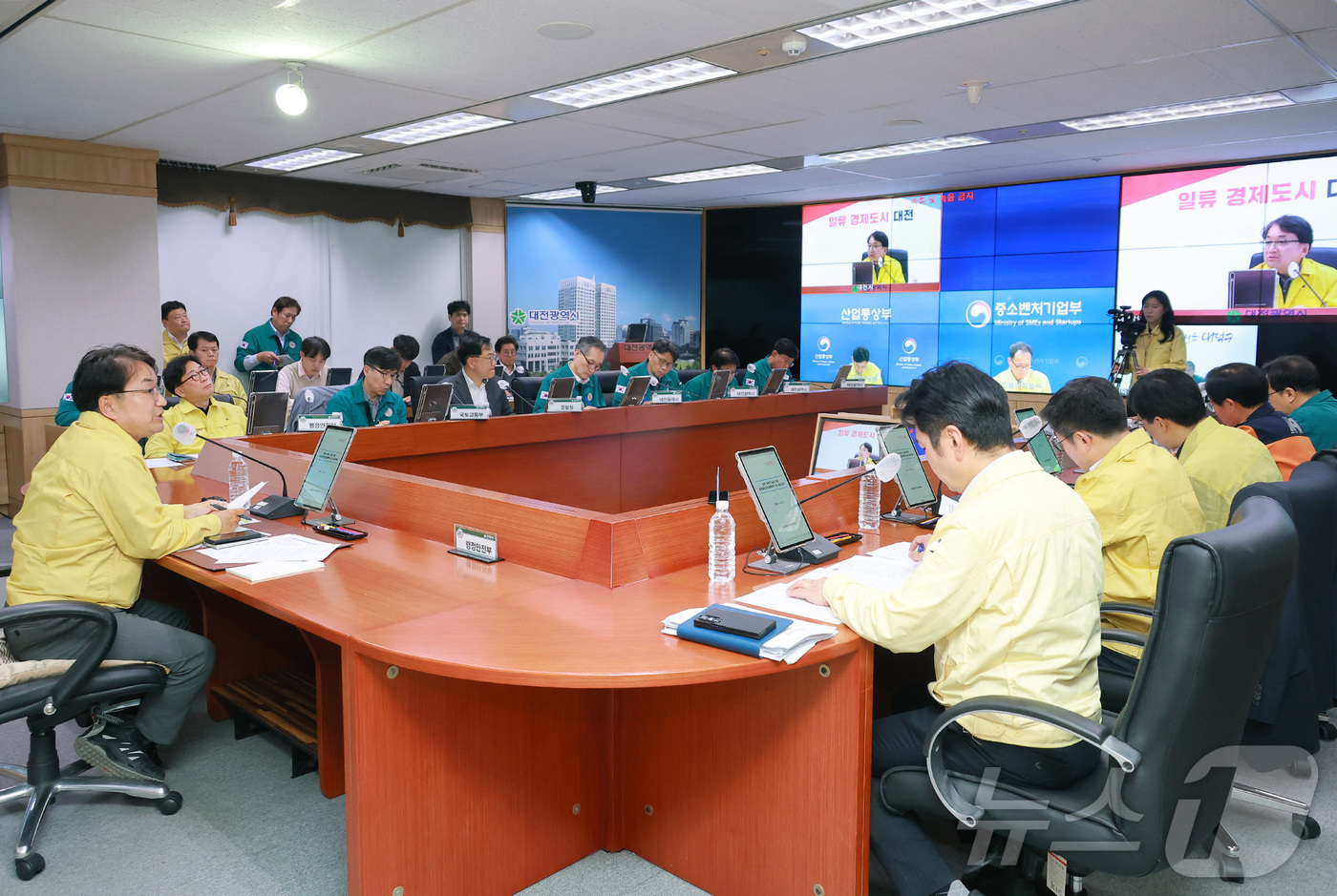 (서울=뉴스1) = 김광용 행정안전부 재난안전관리본부장이 25일 대전광역시청에서 열린 대전 대덕구 공장 화재 관련 중앙재난안전대책본부 6차 회의를 주재하고 있다. (행정안전부 제공 …