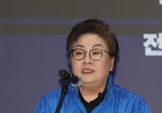 연설하는 박정희 예비후보