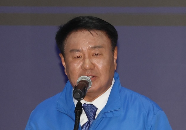 연설하는 진희완 예비후보