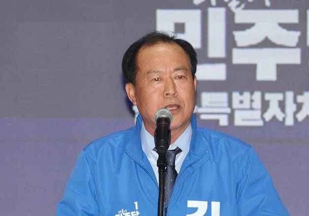 연설하는 김영일 예비후보