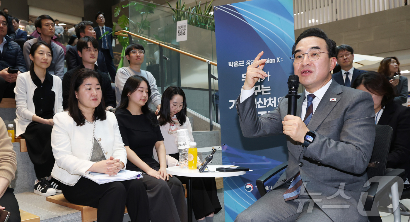 (세종=뉴스1) 김기남 기자 = 박홍근 신임 기획예산처 장관이 25일 세종시 정부세종청사 기획예산처에서 취임식 대신 직원들과 소통 간담회를 진행하며 대화하고 있다. 2026.3.2 …