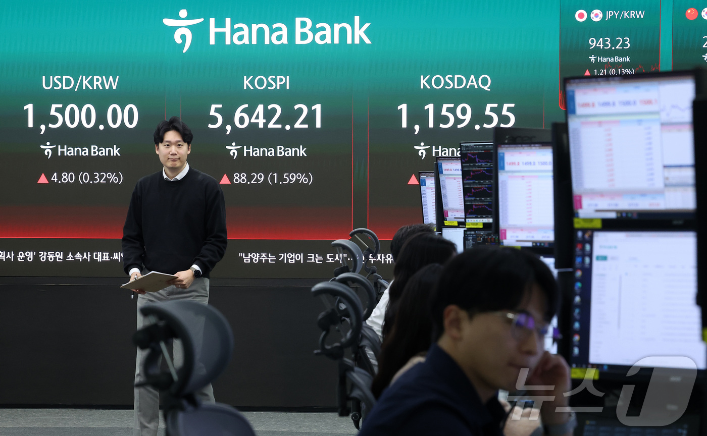 (서울=뉴스1) 김성진 기자 = 25일 서울 중구 하나은행 본점 딜링룸 전광판에 종가가 표시되고 있다.이날 코스피는 전장보다 88.29포인트(1.59%) 오른 5,642.21, 코 …