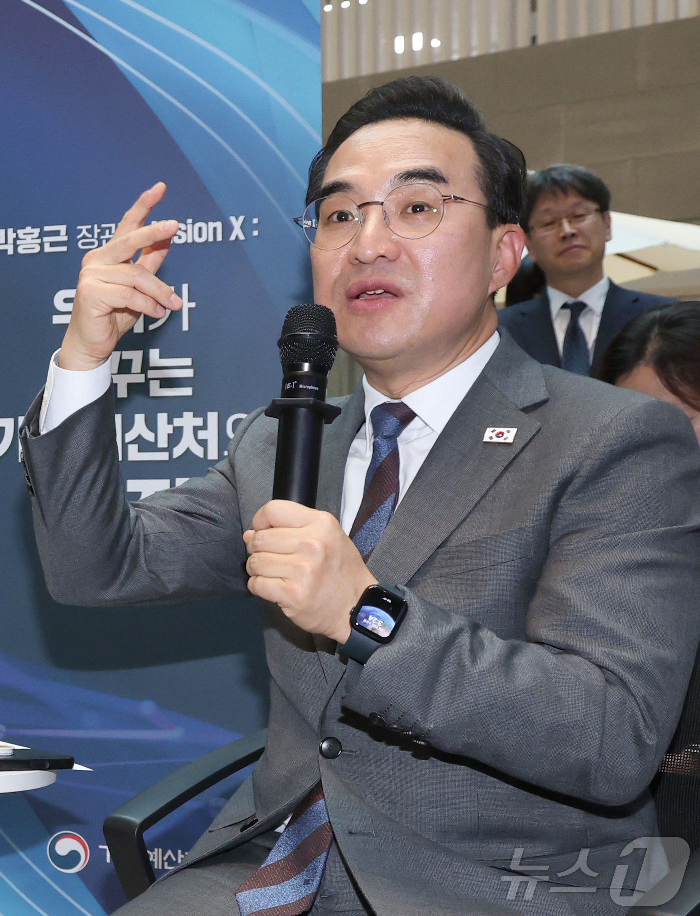 (세종=뉴스1) 김기남 기자 = 박홍근 신임 기획예산처 장관이 25일 세종시 정부세종청사 기획예산처에서 취임식 대신 열린  직원들과의 소통 간담회에서 질문에 답하고 있다. 2026 …