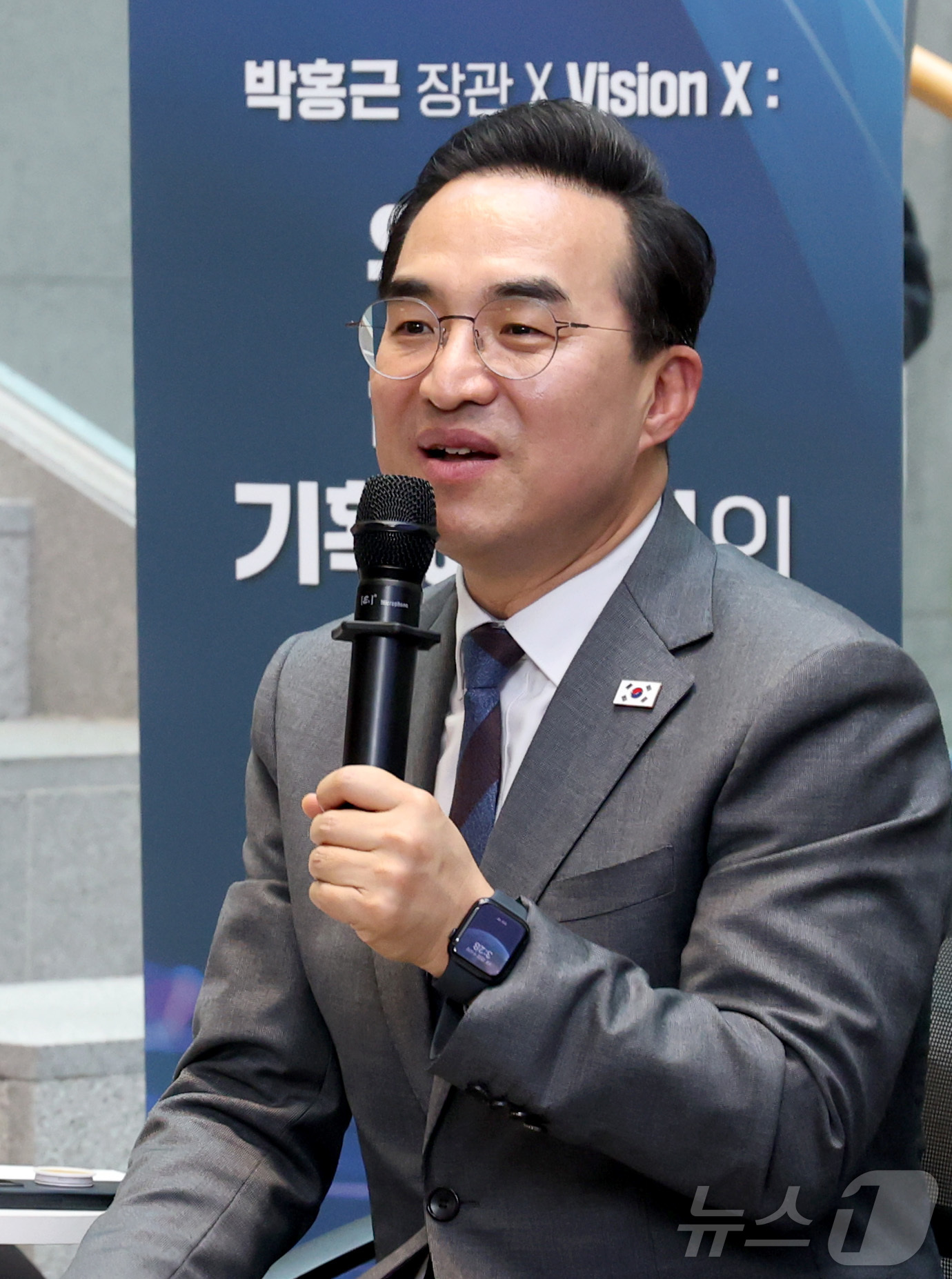 (세종=뉴스1) 김기남 기자 = 박홍근 신임 기획예산처 장관이 25일 세종시 정부세종청사 기획예산처에서 취임식 대신 열린  직원들과의 소통 간담회에서 질문에 답하고 있다. 2026 …