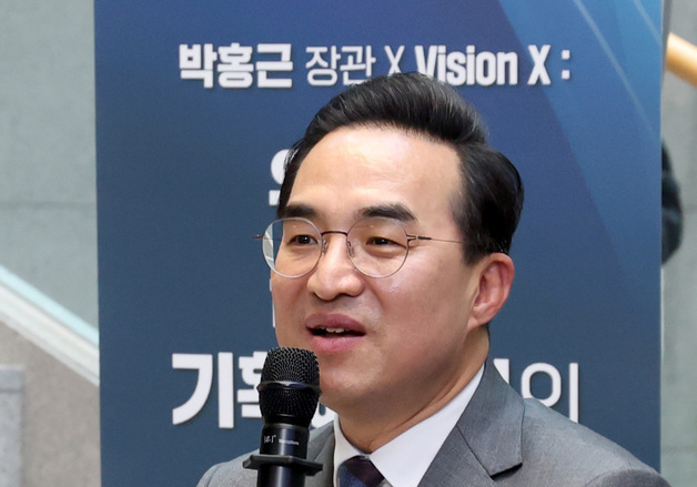 직원들과 소통하는 박홍근 기획예산처 장관