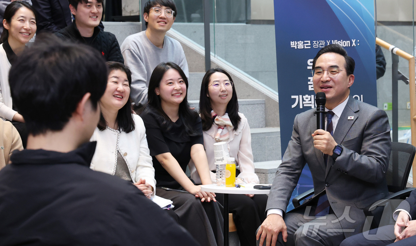 (세종=뉴스1) 김기남 기자 = 박홍근 신임 기획예산처 장관이 25일 세종시 정부세종청사 기획예산처에서 취임식 대신 열린  직원들과의 소통 간담회에서 질문에 답하고 있다. 2026 …