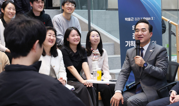 직원들과 소통하는 박홍근 기획예산처 장관