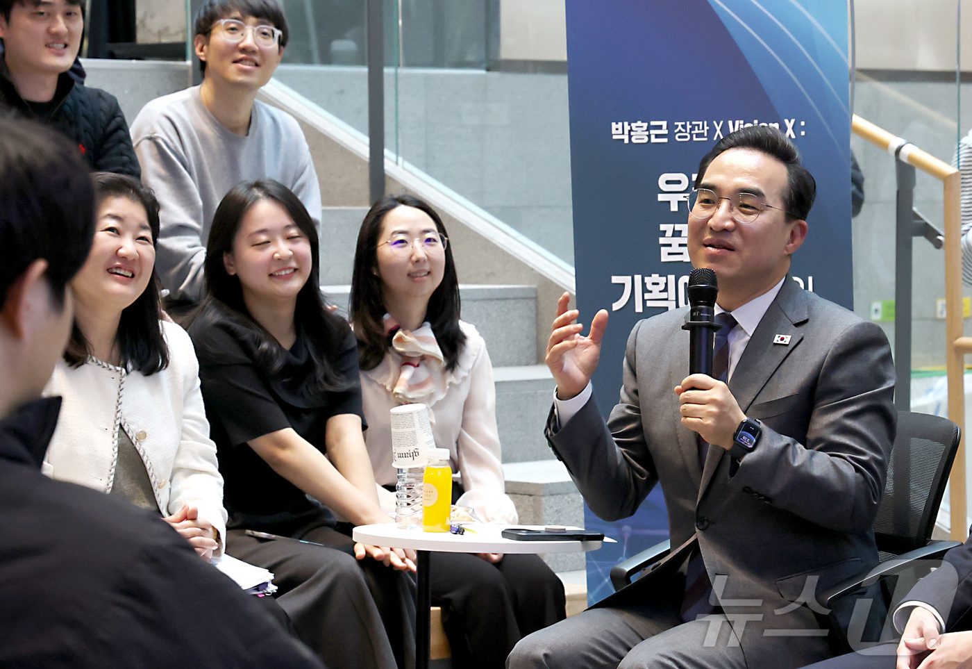 (세종=뉴스1) 김기남 기자 = 박홍근 신임 기획예산처 장관이 25일 세종시 정부세종청사 기획예산처에서 취임식 대신 열린  직원들과의 소통 간담회에서 질문에 답하고 있다. 2026 …