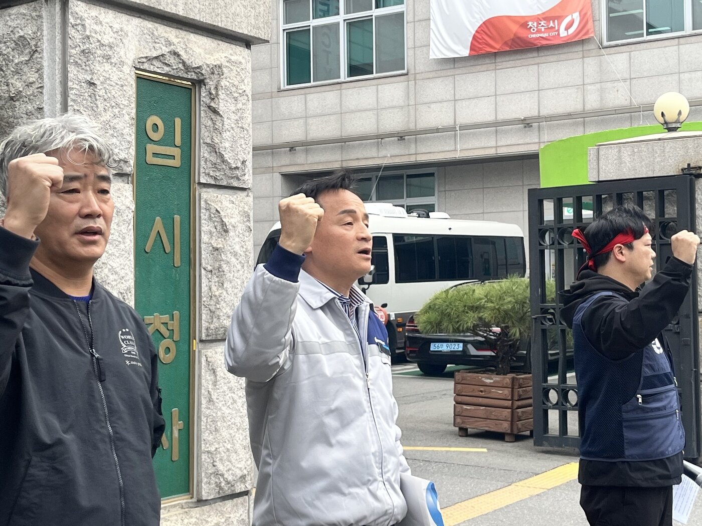 본문 이미지 -   (왼쪽)이철우 오비맥주 청주공장 공장장, (가운데)김진영 하이트진로 청주공장 공장장 25일 오전 10시 충북 청주시 임시청사 앞에서는 현도일반산업단지 폐기물 선별장 건립에 반대하는 공동 집회에서 발언을 하는 모습.ⓒ News1 배지윤 기자