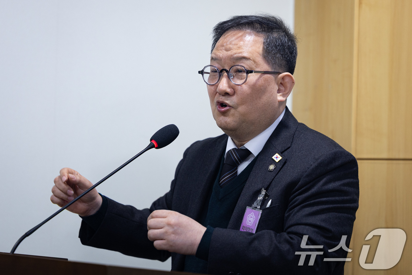 (서울=뉴스1) 유승관 기자 = 김경호 변호사가 25일 서울 여의도 국회 의원회관에서 열린 조희대 대법원장 탄핵소추안 발의 의원모임에서 탄핵소추안 발제를 하고 있다. 2026.3. …