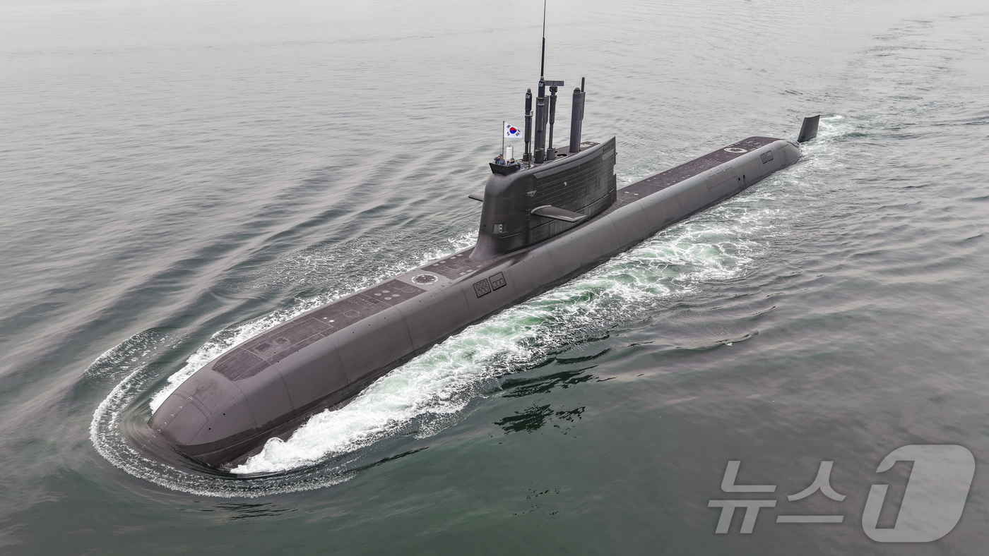 (창원=뉴스1) 윤일지 기자 = 25일 경남 창원 진해구 해군잠수함사령부에서 대한민국 기술로 독자 설계·건조한 3000톤급 잠수함 1번함인 도산안창호함(SS-Ⅲ)이 한국·캐나다 해 …